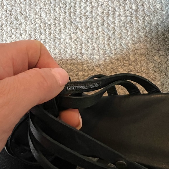 Ugg - Picture 4 of 4